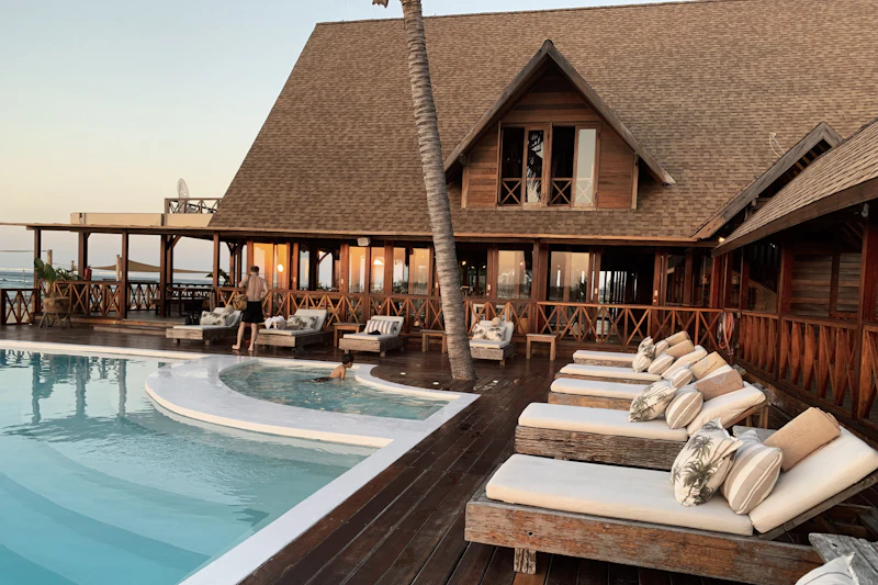 Beleuchtete Hotelanlage mit Pool am Abend als Beispiel für Hotel-Investments